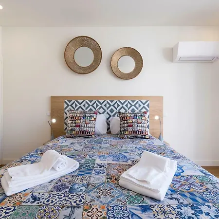 Contemporary Flat Near Sao Bento By Lovelystay * Порту