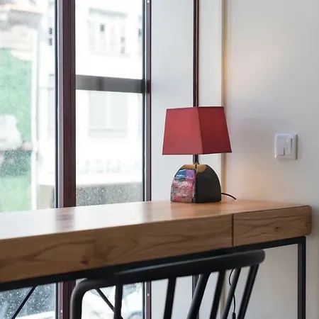 Contemporary Flat Near Sao Bento By Lovelystay * Порту
