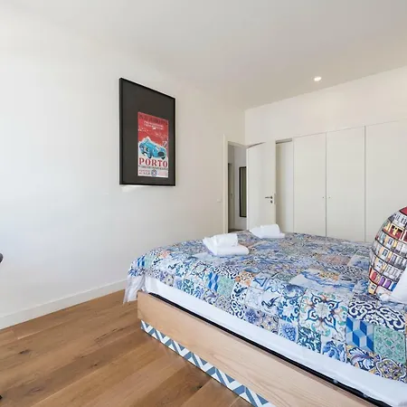 Апартаменты Contemporary Flat Near Sao Bento By Lovelystay Порту