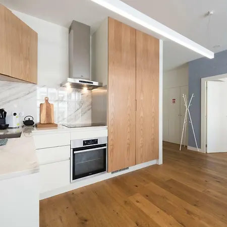 Contemporary Flat Near Sao Bento By Lovelystay * Порту