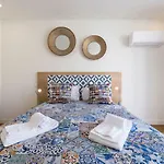 Contemporary Flat Near Sao Bento By Lovelystay * Porto