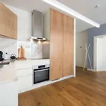 Contemporary Flat Near Sao Bento By Lovelystay * Porto